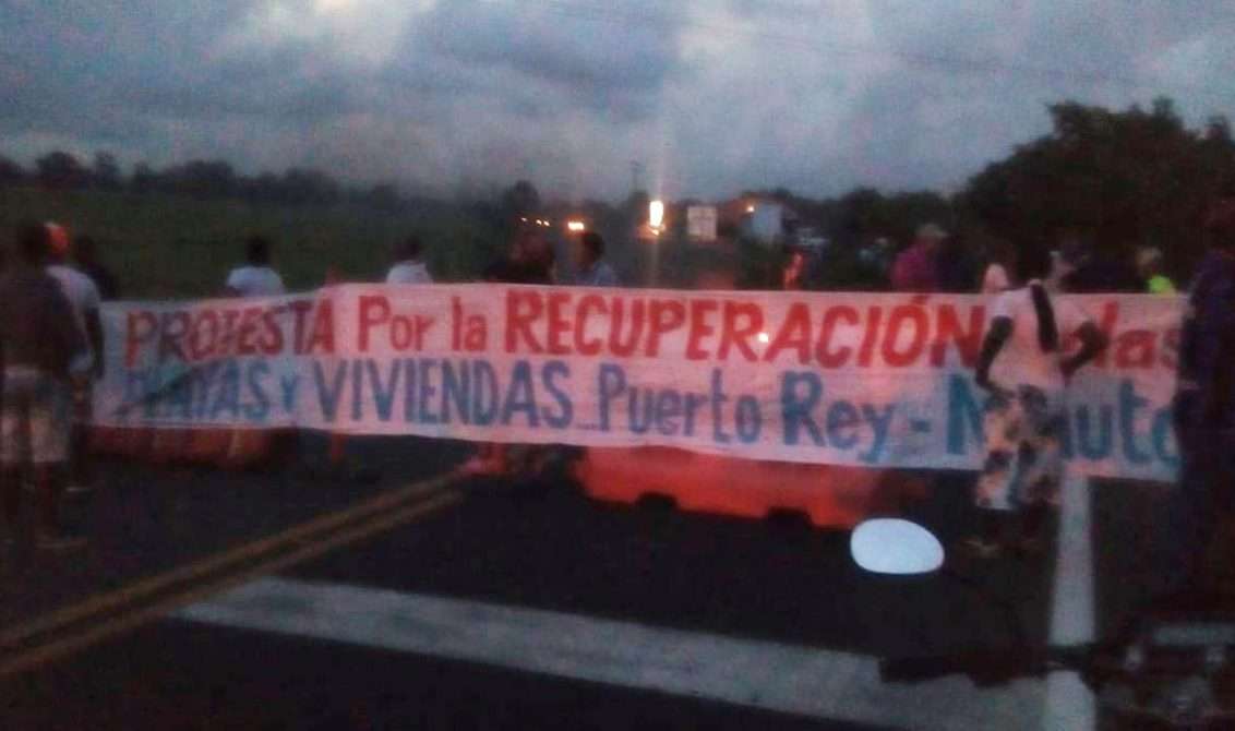 Vía Montería – Arboletes bloqueada, comunidad de Puerto Rey protesta por erosión marina