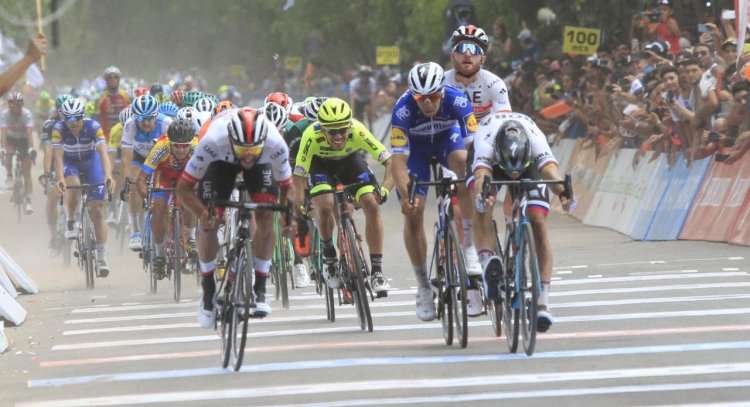 Fernando Gaviria primero y Álvaro Hodeg tercero en la cuarta etapa de la Vuelta a San Juan