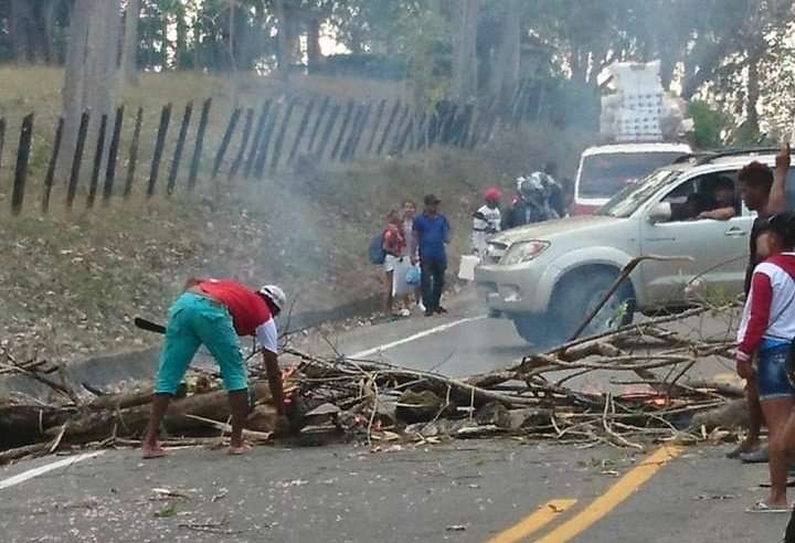 Bloquean vía troncal de la vereda Naranjo en San Antero por falta de agua potable