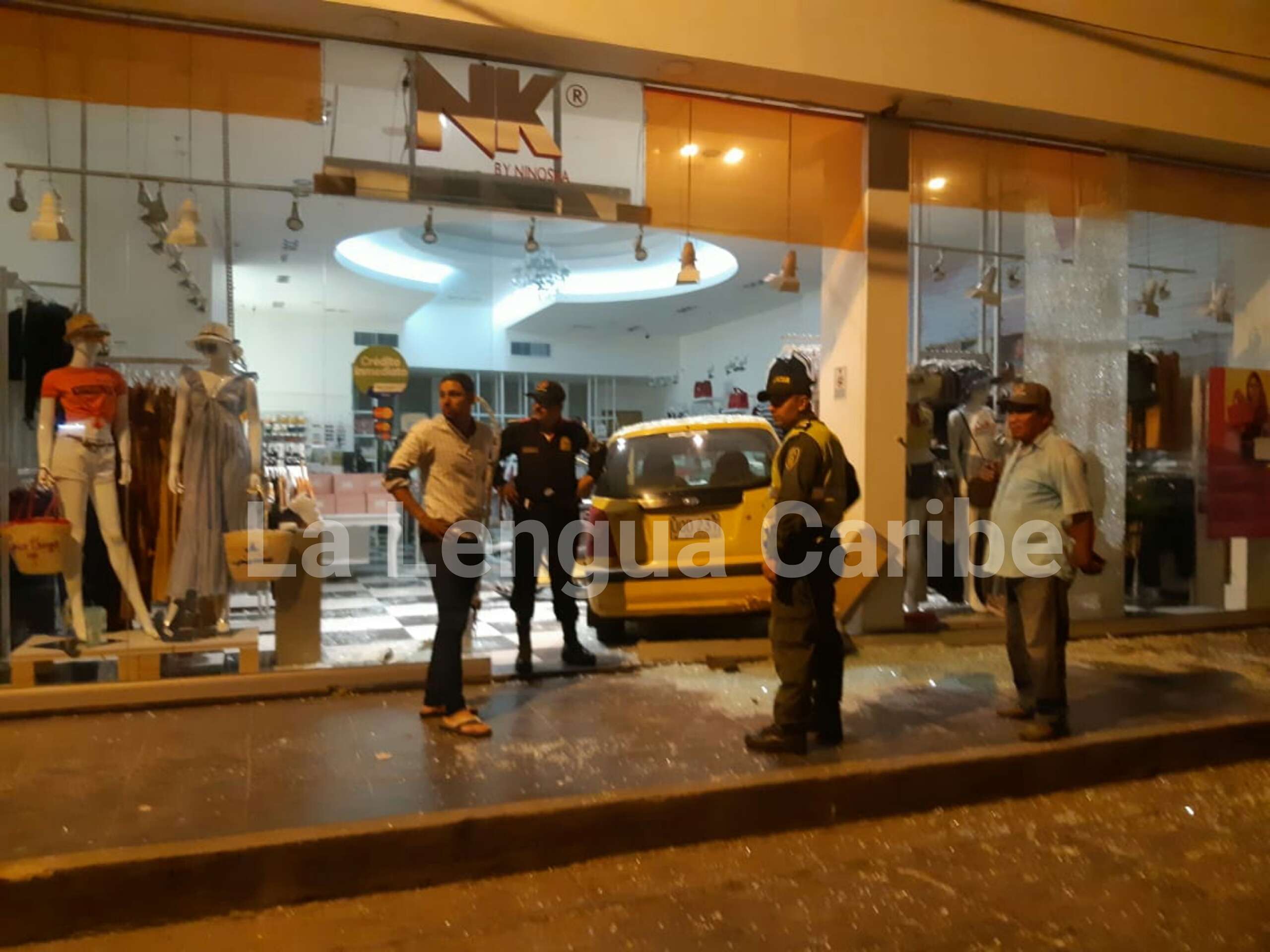 [En video] Aparatoso accidente: Taxi destrozó almacén en el Centro de Montería