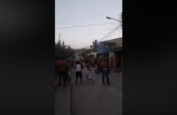Pelea callejera: Hombres se enfrentaron fuertemente a machete, piedras y puñal