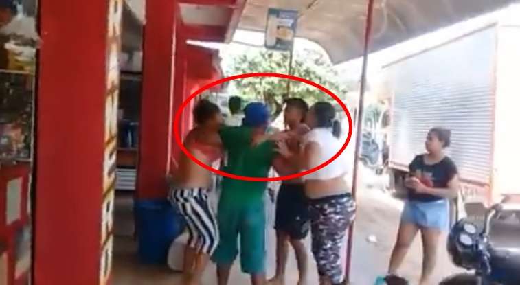 En video, dos mujeres se ‘levantaron’ a puños en una tienda del barrio Santa Elena