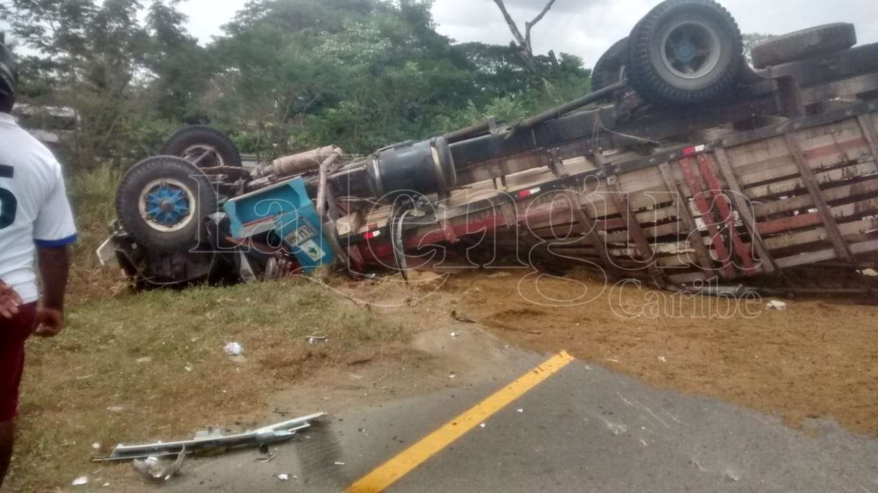 Camión chocó contra una camioneta en la vía Planeta Rica – Montería