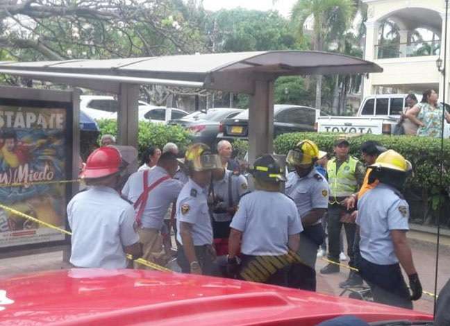 Durante casi una hora el dedo de un niño quedó atascado en una parada de buses