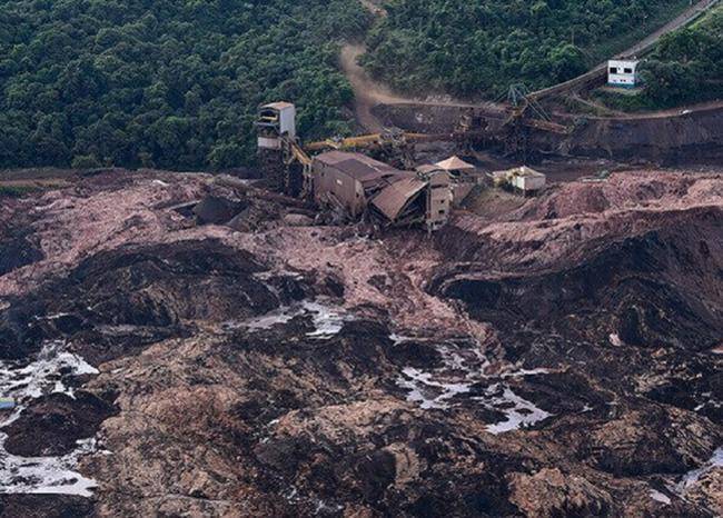 Al menos 9 muertos y 300 desaparecidos tras la rotura de un dique en Brasil