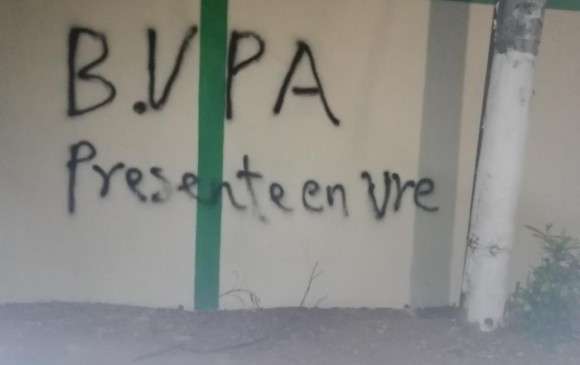 Pintando grafitis, los ‘Caparrapos’ intimidan a los pobladores en San José de Uré