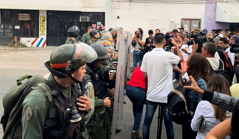 Fuertes protestas tras cierre de frontera en puente entre Venezuela y Colombia