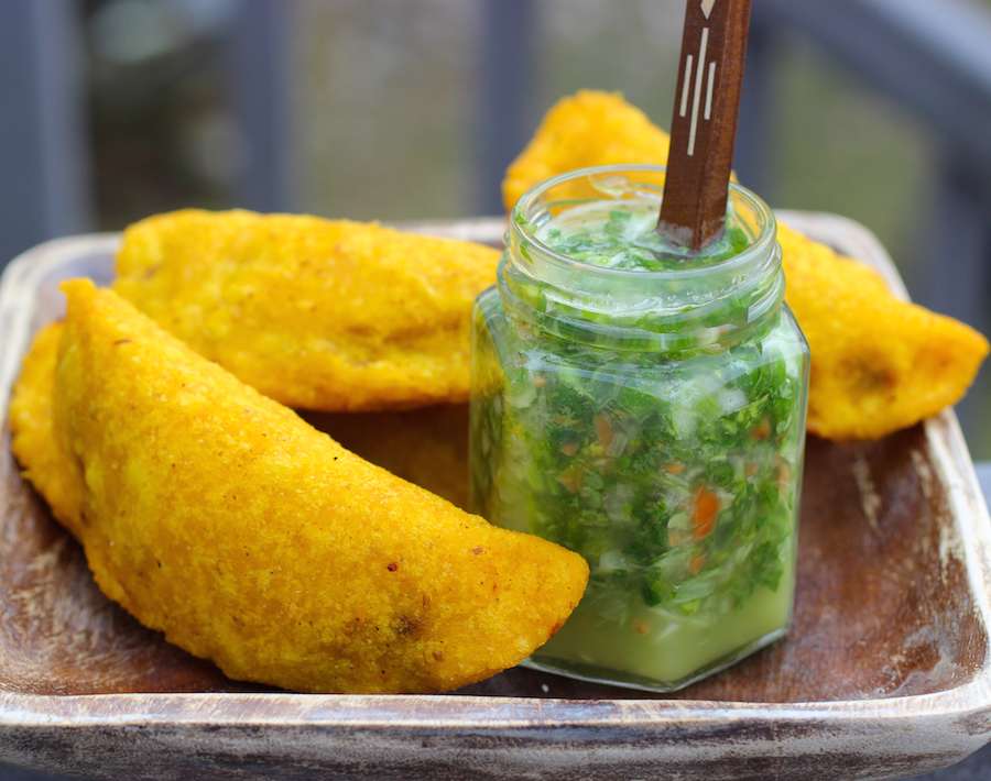 Revuelo en las redes: multaron a un hombre por comprar una empanada en la calle