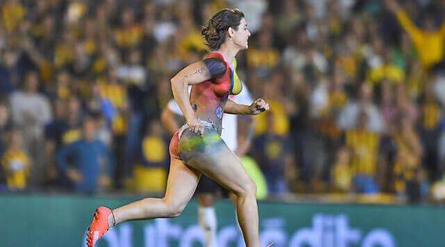 [VIDEO] Se robó el show, mujer semidesnuda se metió al campo de juego del partido Rosario Central vs River Plate