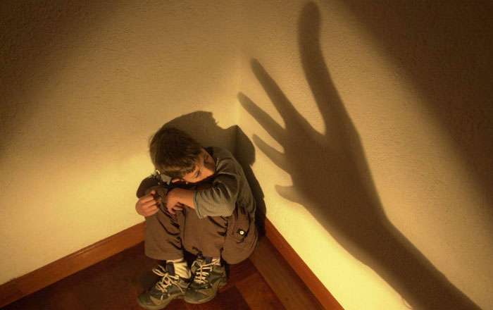 ¡Aberrante! 5 jóvenes son acusados de violar a un niño de 6 años