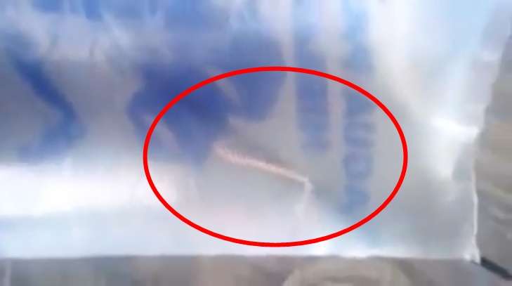 [VIDEO] Controversia en redes por hallazgo de lombriz dentro de una bolsa de agua