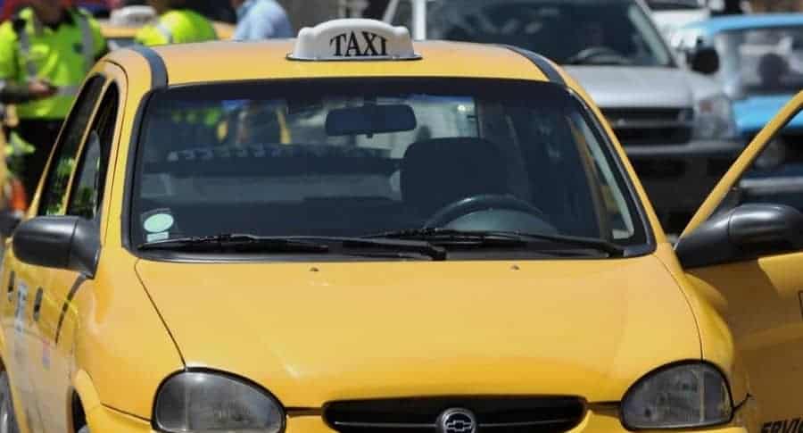 Asesinan a bala a pasajero dentro de un taxi y conductor dice que no se dio cuenta