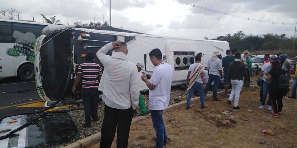 Fuerte accidente de bus dejó al menos 10 personas heridas en Caucasia