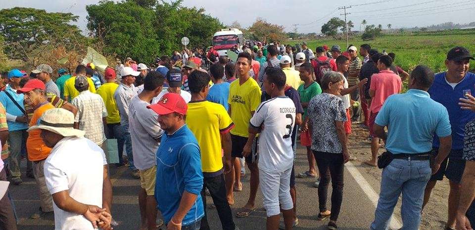 Salieron a protestar en la vía Lorica – Montería porque la erosión los está dejando en la calle