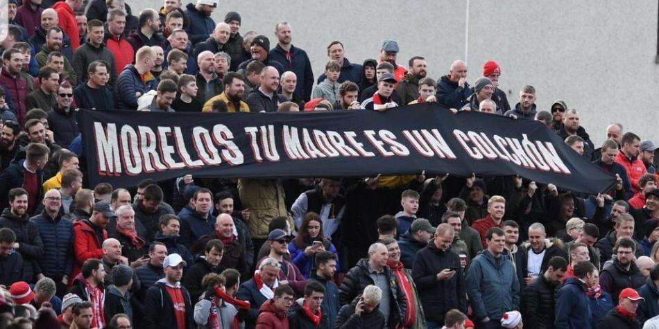 Hinchas del Aberdeen quisieron ofender a Alfredo Morelos con su madre pero terminaron haciendo el ridículo