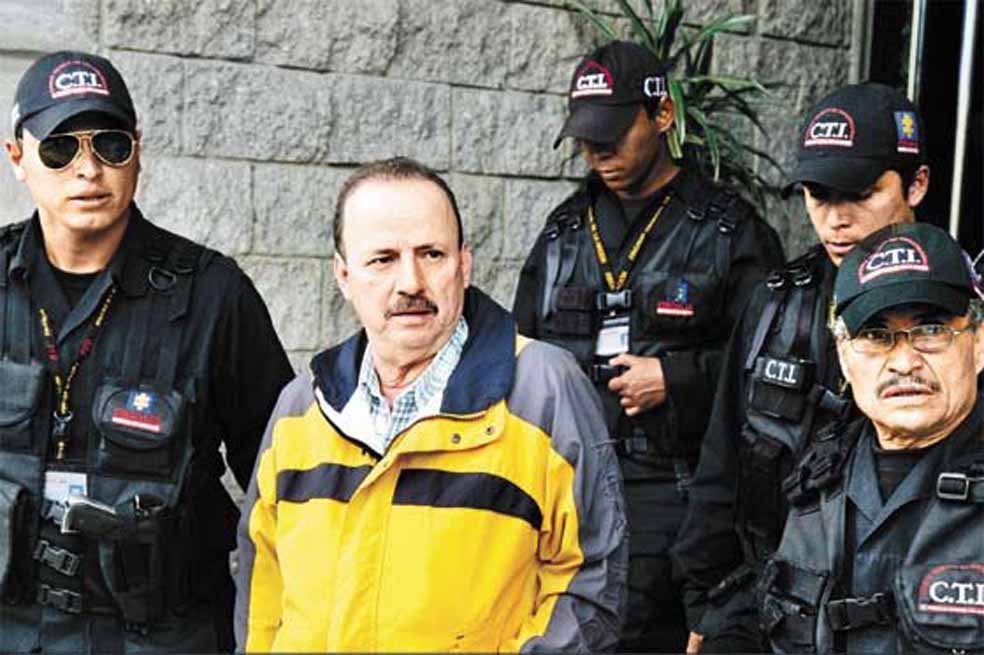 Autoridades encuentran millonaria suma de dinero en casa de exsenador involucrado en caso Santrich