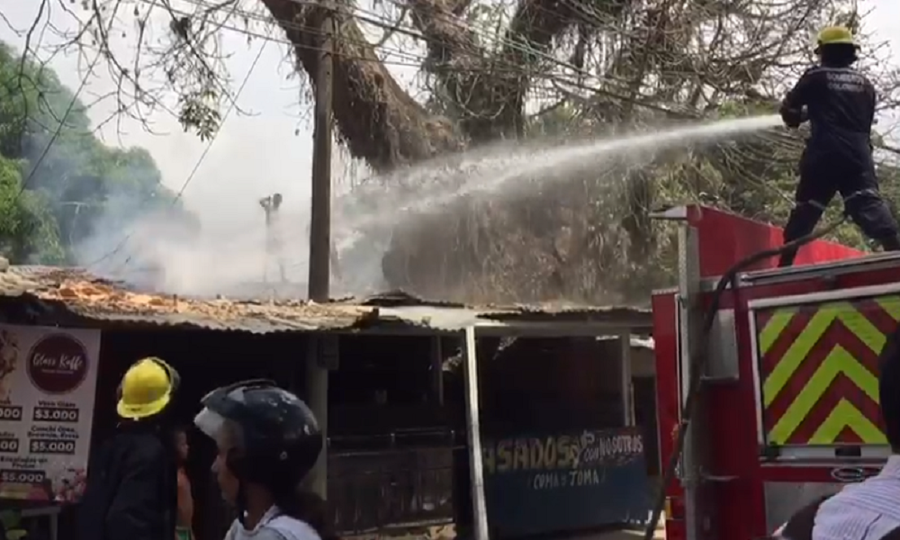 En video, incendio en restaurante contiguo a la Unisinú causó pánico entre los estudiantes