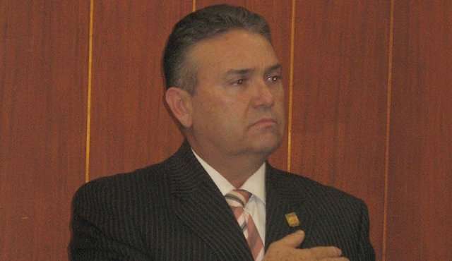 Acusan a exsenador Carlos Barriga por nexos con paramilitares