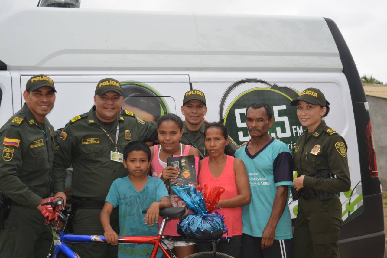 Que buen gesto, Policía obsequió bicicleta y útiles escolares a dos niños en Montería