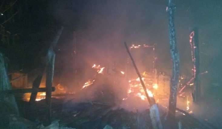 Voraz incendio acabó con la vivienda de una familia en Purísima