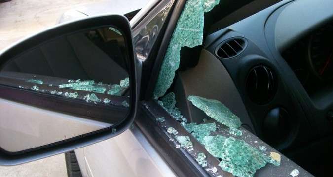 En pleno Centro de Montería ladrones rompieron el vidrio de un carro y cometieron millonario hurto
