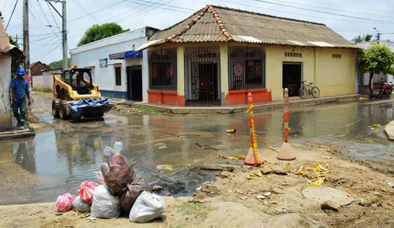 Habitantes en Mompox caminan sobre aguas malolientes por  atrasos en construcción de alcantarillado