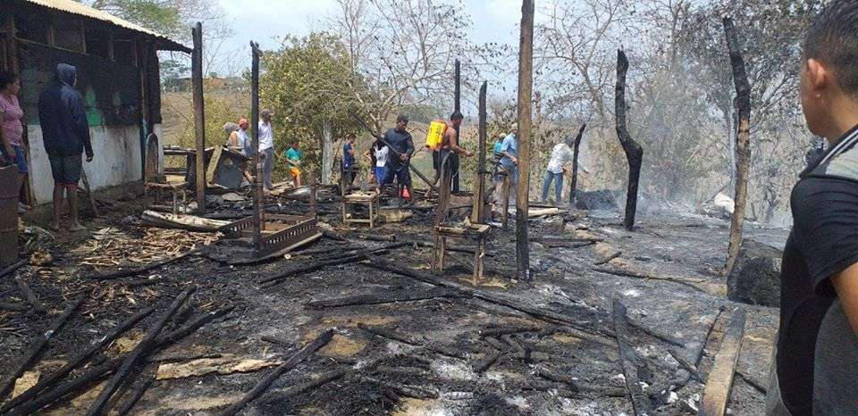 Voraz incendio dejó sin casa a una familia en zona rural de Lorica