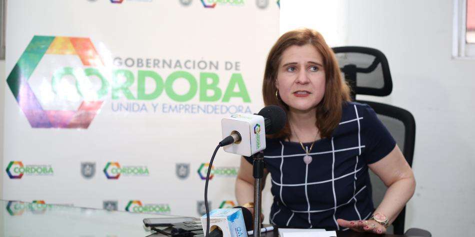 Por desestimar los desplazamientos le dan hasta con el balde a la gobernadora de Córdoba
