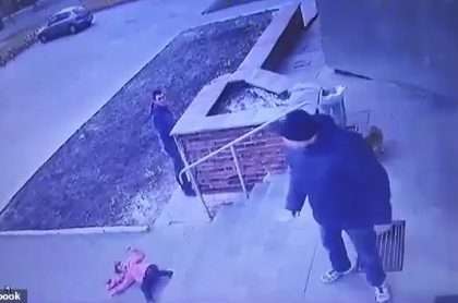 En video: papá iracundo lanzó a su hija de 6 años por unas escaleras