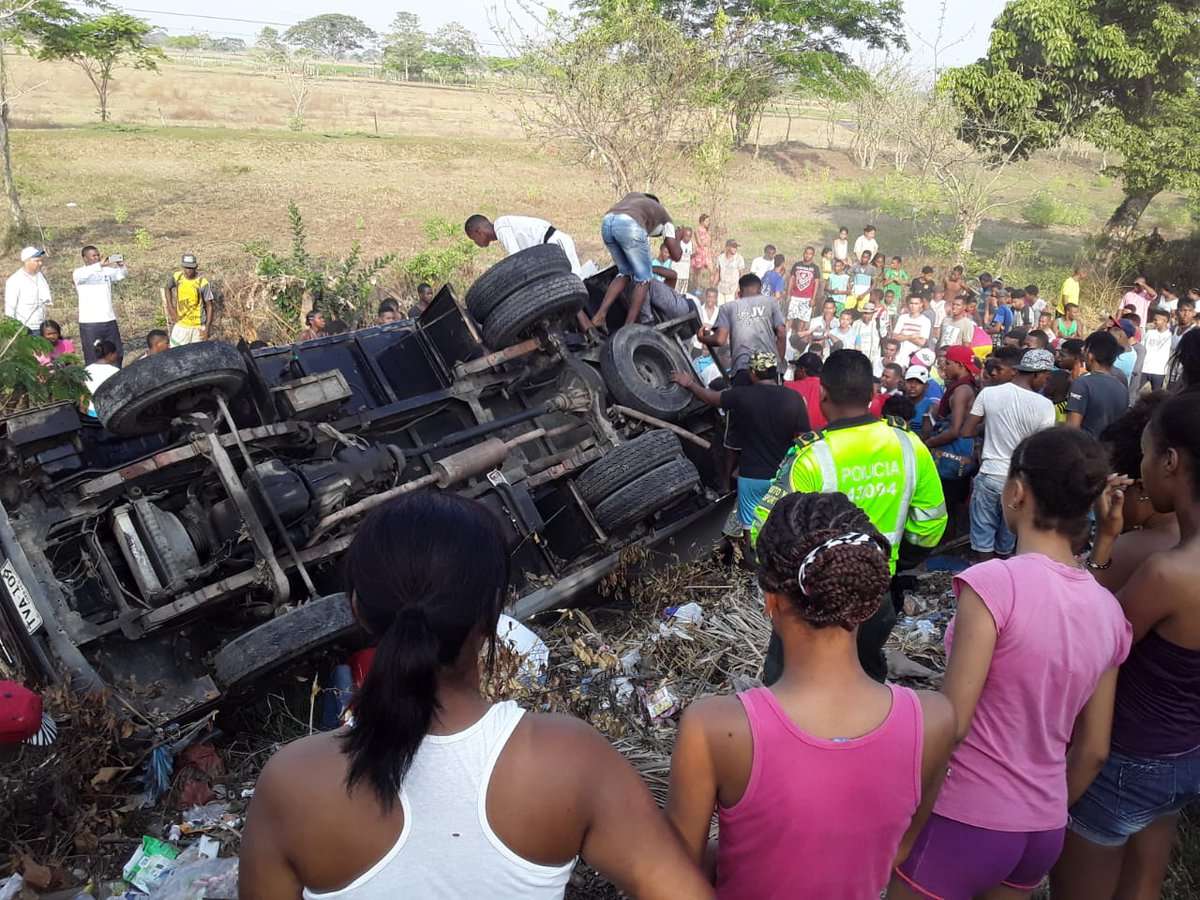 Saquean camión cargado de pescado que se accidentó en Arjona