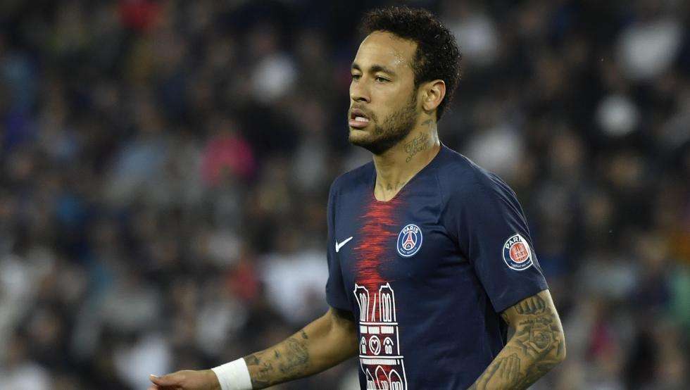 Más problemas, UEFA sancionó a Neymar por insultos a árbitros