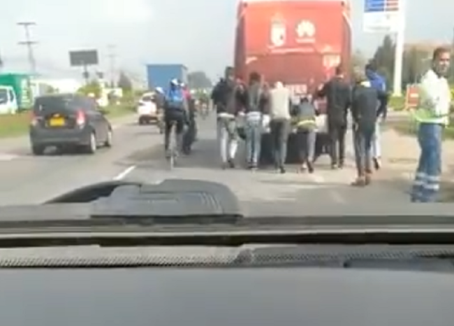 [VIDEO] Insólito, bus de Santa Fe se varó y jugadores se bajaron a empujarlo