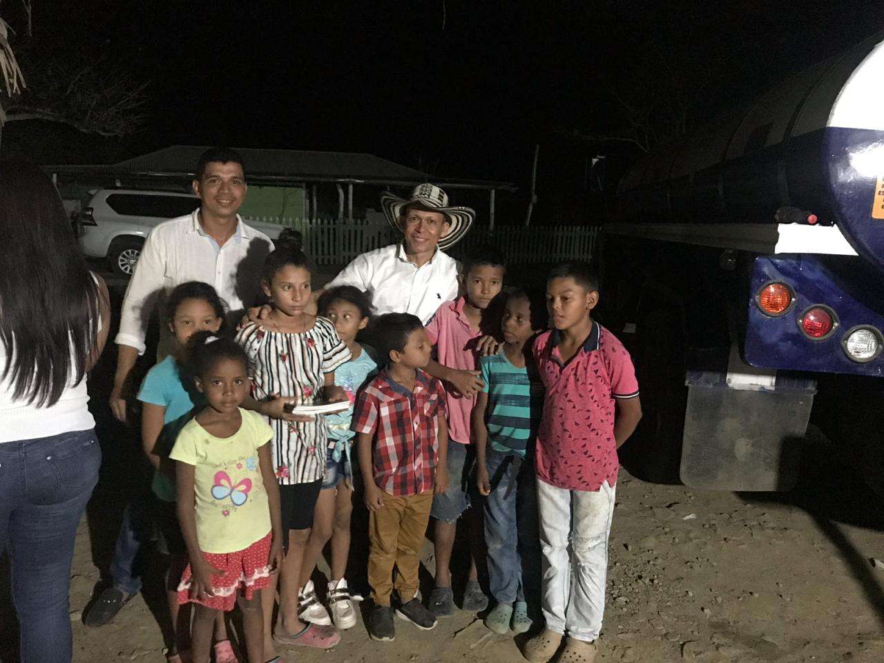 Más cerca de Puerto Escondido: Juan Carlos Burgos, precandidato a la Alcaldía, calmó la sed a población vulnerable