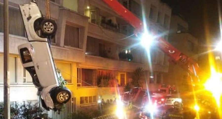 Video: en medio de un accidente, camioneta del Ejército terminó colgando de un edificio