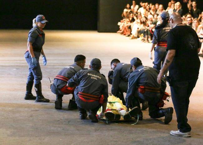 En video, falleció modelo tras desplomarse en pleno desfile en Semana de la Moda