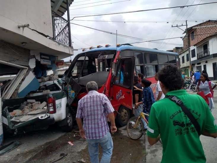 Un policía muerto dejó choque entre una buseta y una patrulla