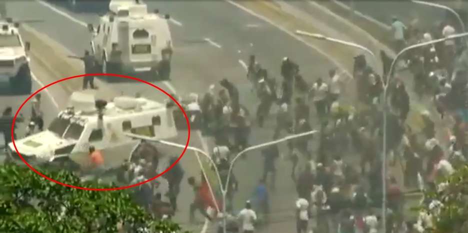 Un vehículo militar atropelló a decenas de manifestantes en Venezuela