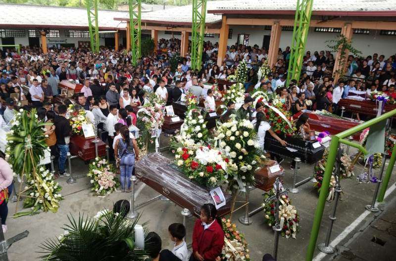 Sepelio colectivo: En Rosas, Cauca despiden a las 32 víctimas por derrumbe