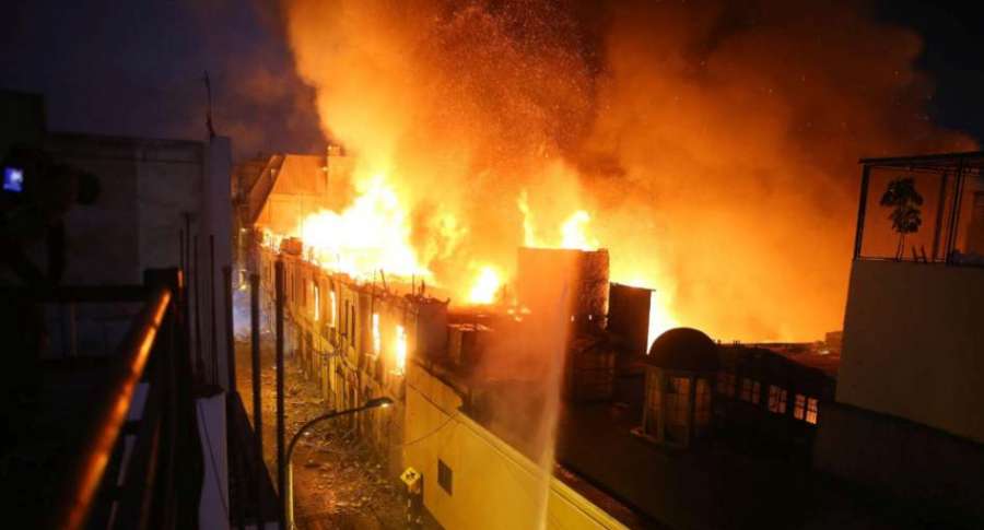 En video, incendio devoró locales del centro de Lima, Perú