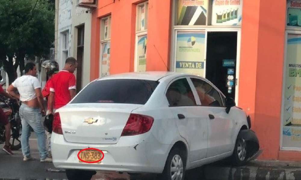 Se subió al andén y chocó contra un local en El Centro de Montería