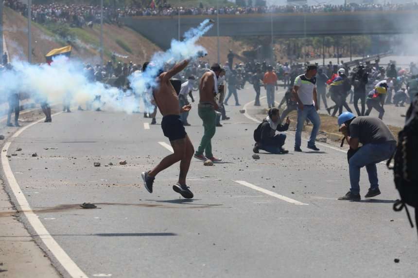 Primer día de protesta en Venezuela dejó un muerto y centenares de heridos
