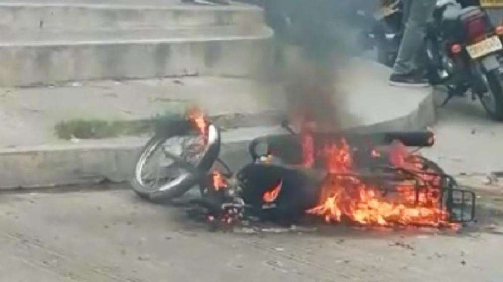 Comunidad quemó la moto de dos ladrones que habían atracado a una persona