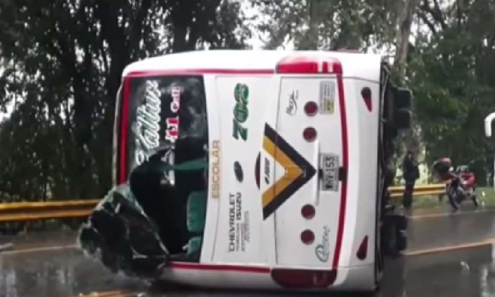 Un muerto y 39 heridos dejó volcamiento de un bus