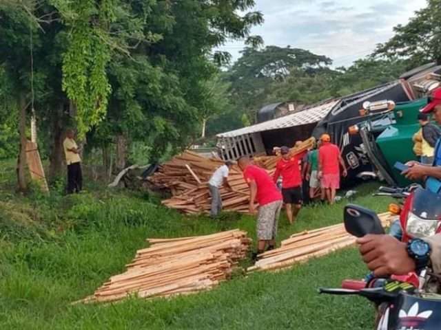 Tractomula cargada de madera se volcó en la vía Sahagún – Chinú