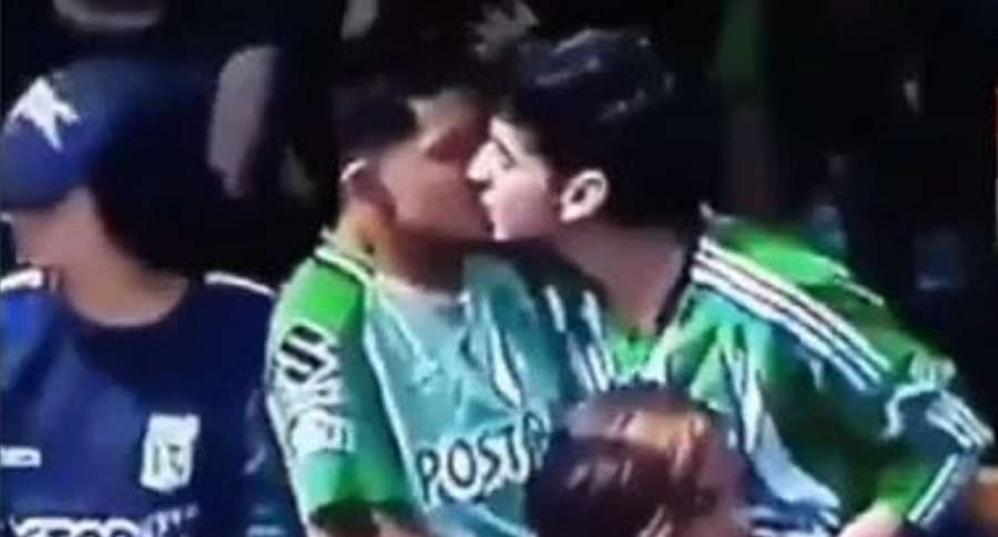 [VIDEO] Se les salió lo verde: el beso entre dos hombres hinchas de Nacional en pleno estadio