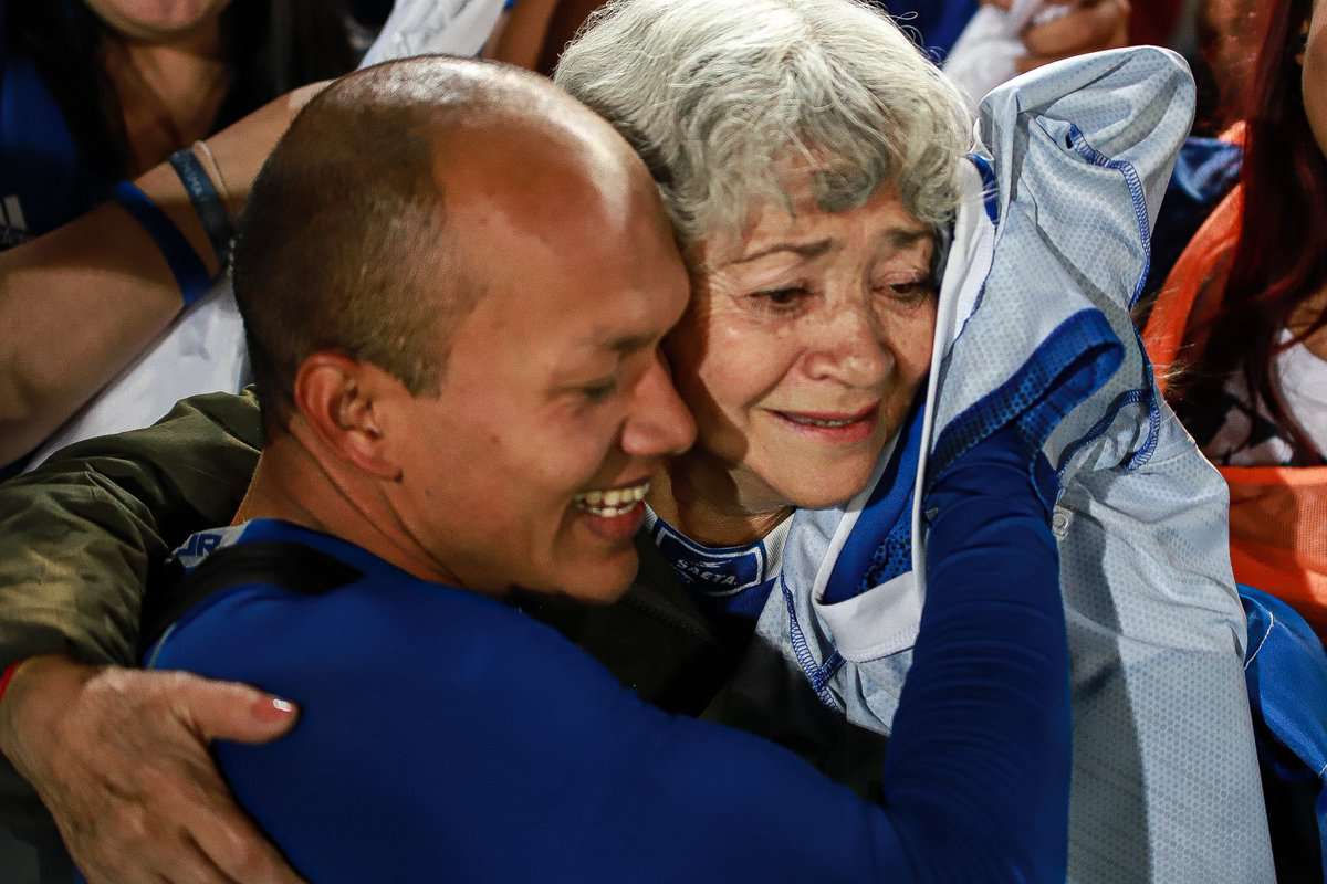 Qué humildad, el cordobés Juan David Pérez le regaló su camiseta a una abuela y esta rompió en llanto en la tribuna