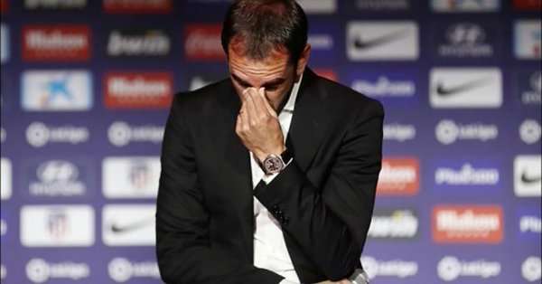 Entre lágrimas, Diego Godín anunció su salida del Atlético de Madrid
