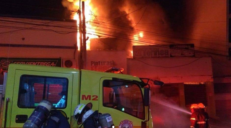 Voraz incendio consumió negocio de pintura en Sincelejo