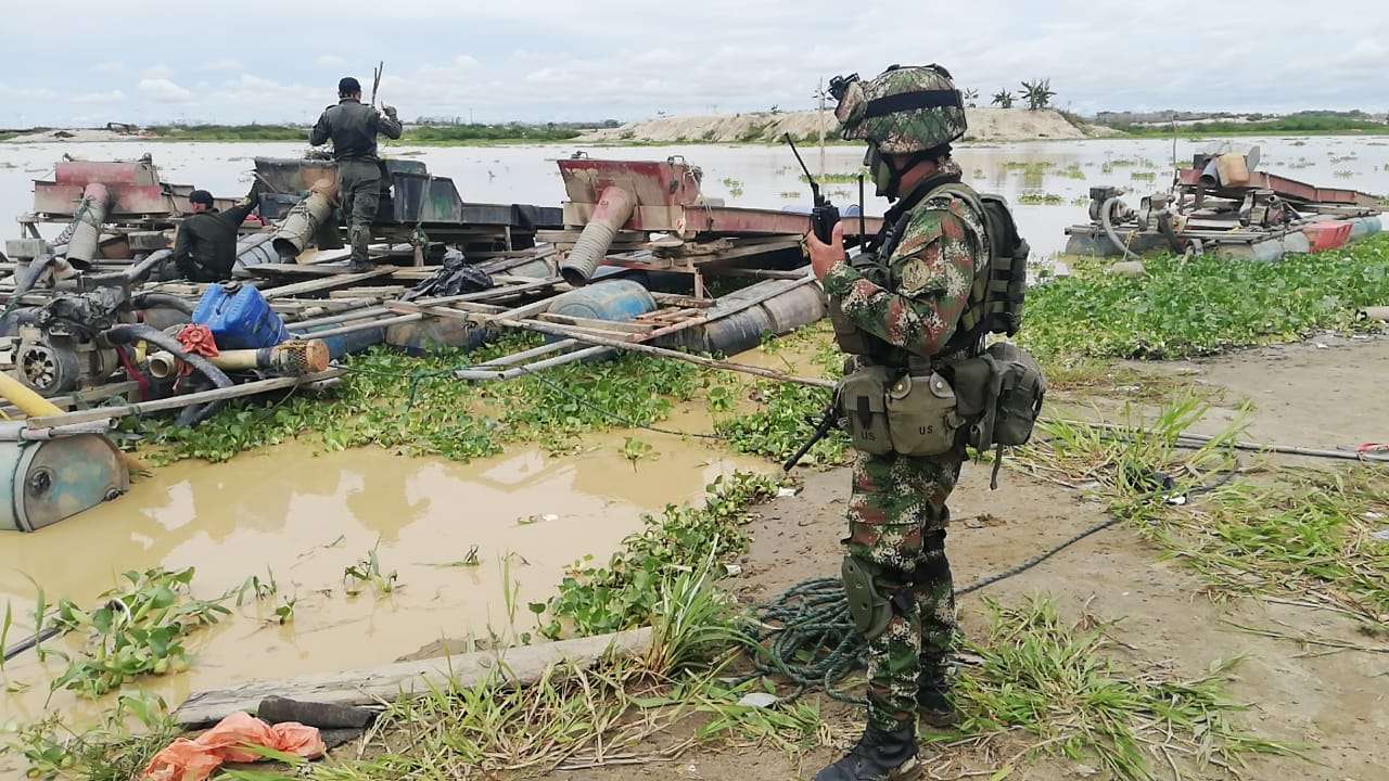 Incautan 44 dragas dedicadas a la explotación ilícita de yacimientos mineros en el Bajo Cauca