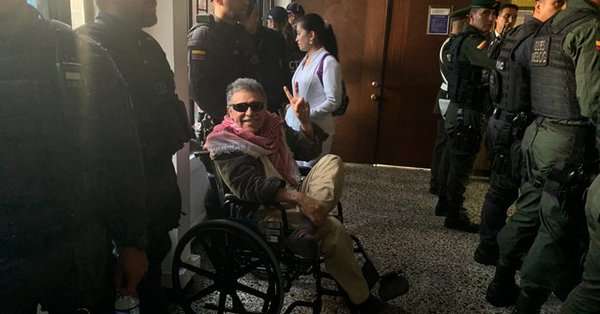 ¿Se cree victorioso? La provocadora imagen de Santrich en el juzgado